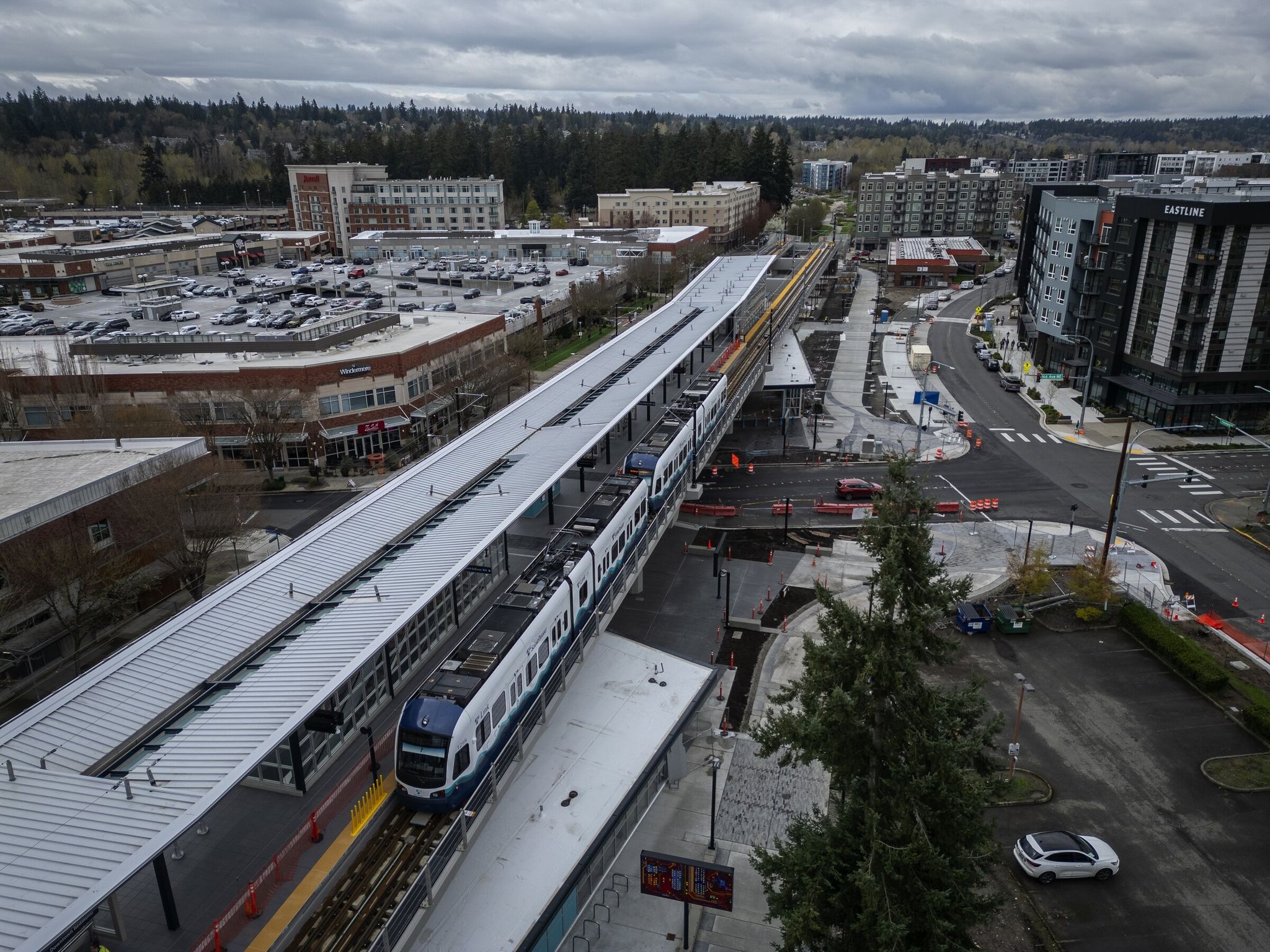 Лёгкорельсовый поезд проходит испытания на станции Downtown Redmond, которая скоро откроется и является конечной станцией линии 2. Станция расположена прямо в центре районов с магазинами, ресторанами и квартирами. (Кен Ламберт / The Seattle Times)