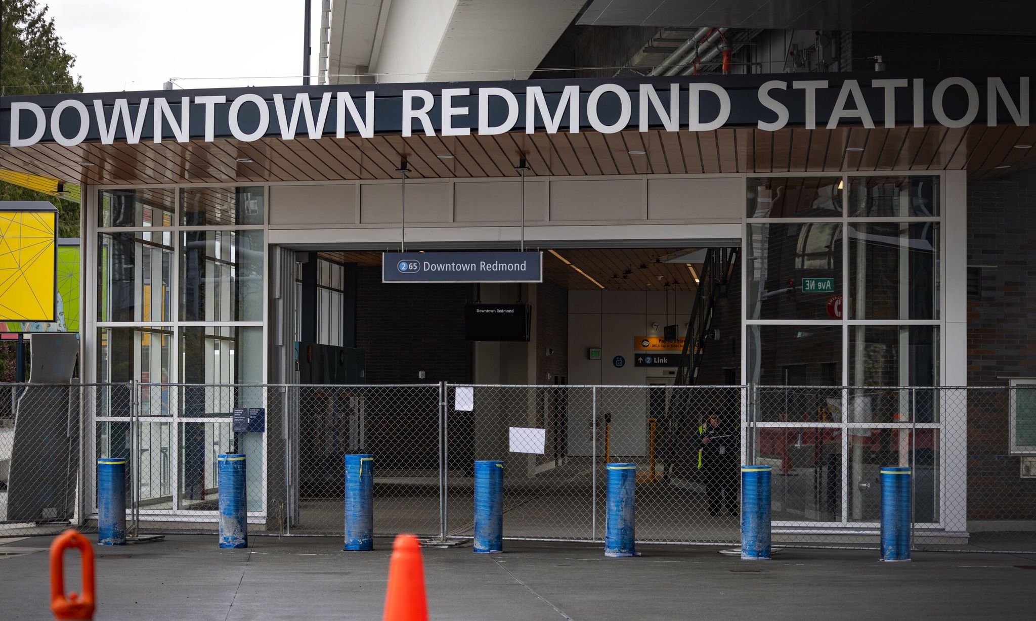 Ограждения все еще установлены на станции Downtown Redmond, которая скоро откроется, вид во время экскурсии по конечной станции линии 2 легкорельсового транспорта в прошлом месяце. (Кен Ламберт / The Seattle Times)
