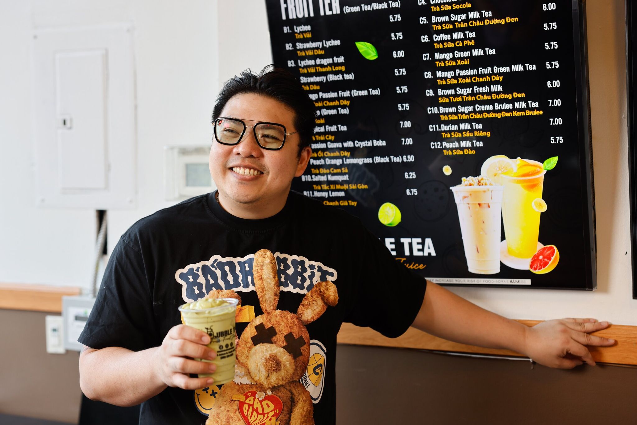 Ханг Дуонг держит смузи из авокадо в своем магазине Bubble Tea, Fresh Fruit Juice в районе Маленький Сайгон в Сиэтле в среду, 23 апреля 2025 года. (Карен Дюси / The Seattle Times)