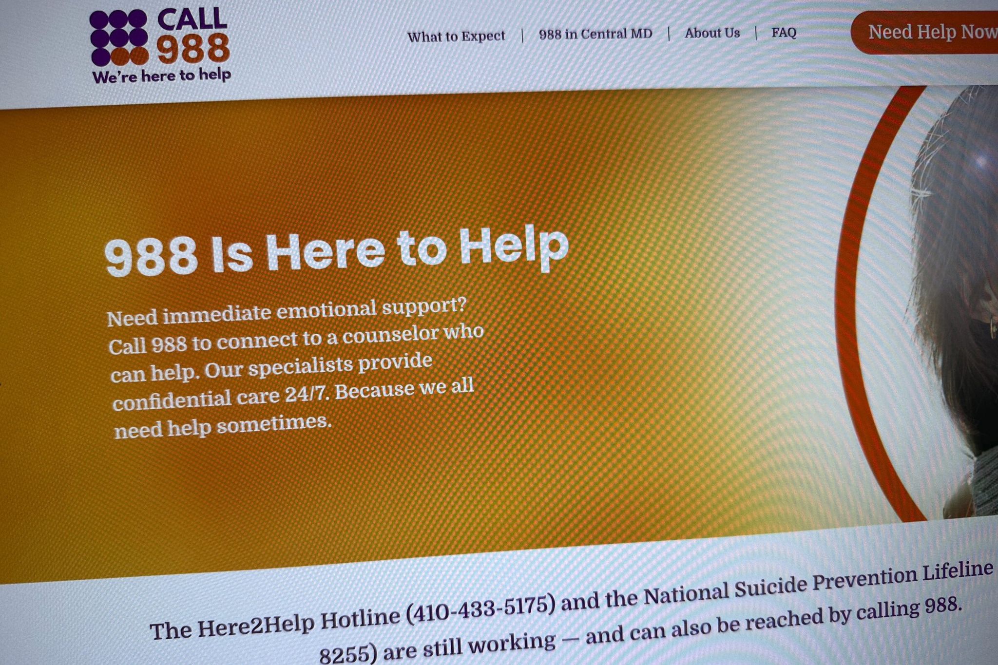 Веб-сайт 988helpline.org, показанный в феврале 2023 года. 988 был запущен как новый, легко запоминающийся номер горячей линии для людей, находящихся в кризисе психического здоровья. (Джон Элсвик / AP)