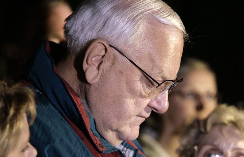 Former Illinois Gov. George Ryan, center, pauses while reading a statement to the media with his wife, Lura Lynn, right, and family outside their home in Kankakee, Ill. as he prepares to head to the federal correctional center in Oxford, Wis., to serve his sentence for his April 2006 conviction on racketeering and fraud charges,Tuesday, Nov. 6, 2007. (AP Photo/M. Spencer Green) ILMG111