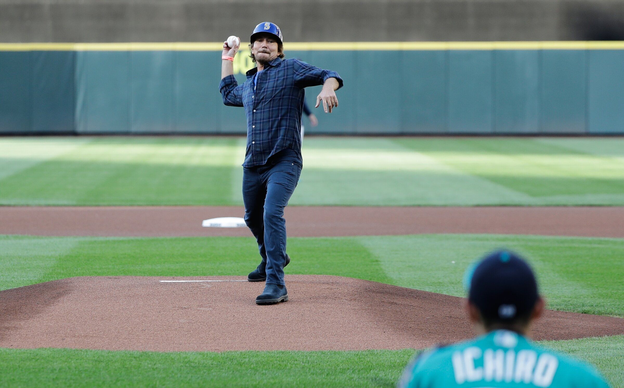 Pearl Jam-themed Vedder Cup is here, but few Mariners know the