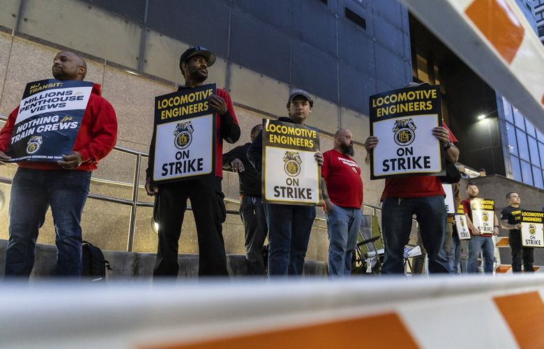 Union members from the Brotherhood of Locomotive Engineers and Trainmen form a picket line outside the NJ Transit Headquarters on Friday, May 16, 2025 in Newark, New Jersey. (AP Photo/Stefan Jeremiah) NJSJ437 NJSJ437