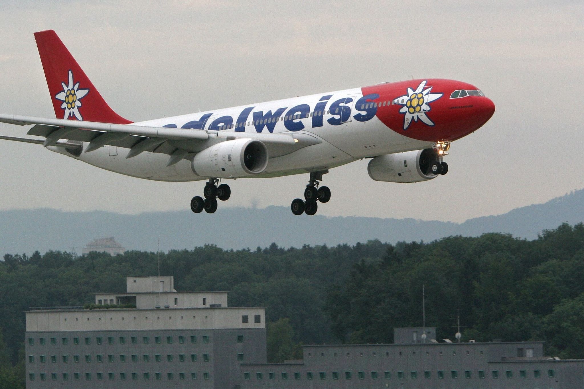 Самолет Edelweiss Air приземляется в Цюрихе, скоро этот город можно будет достичь прямыми рейсами из Сиэтл-Такома. (Алессандро Делла Белла / Ассошиэйтед Пресс, 2005)