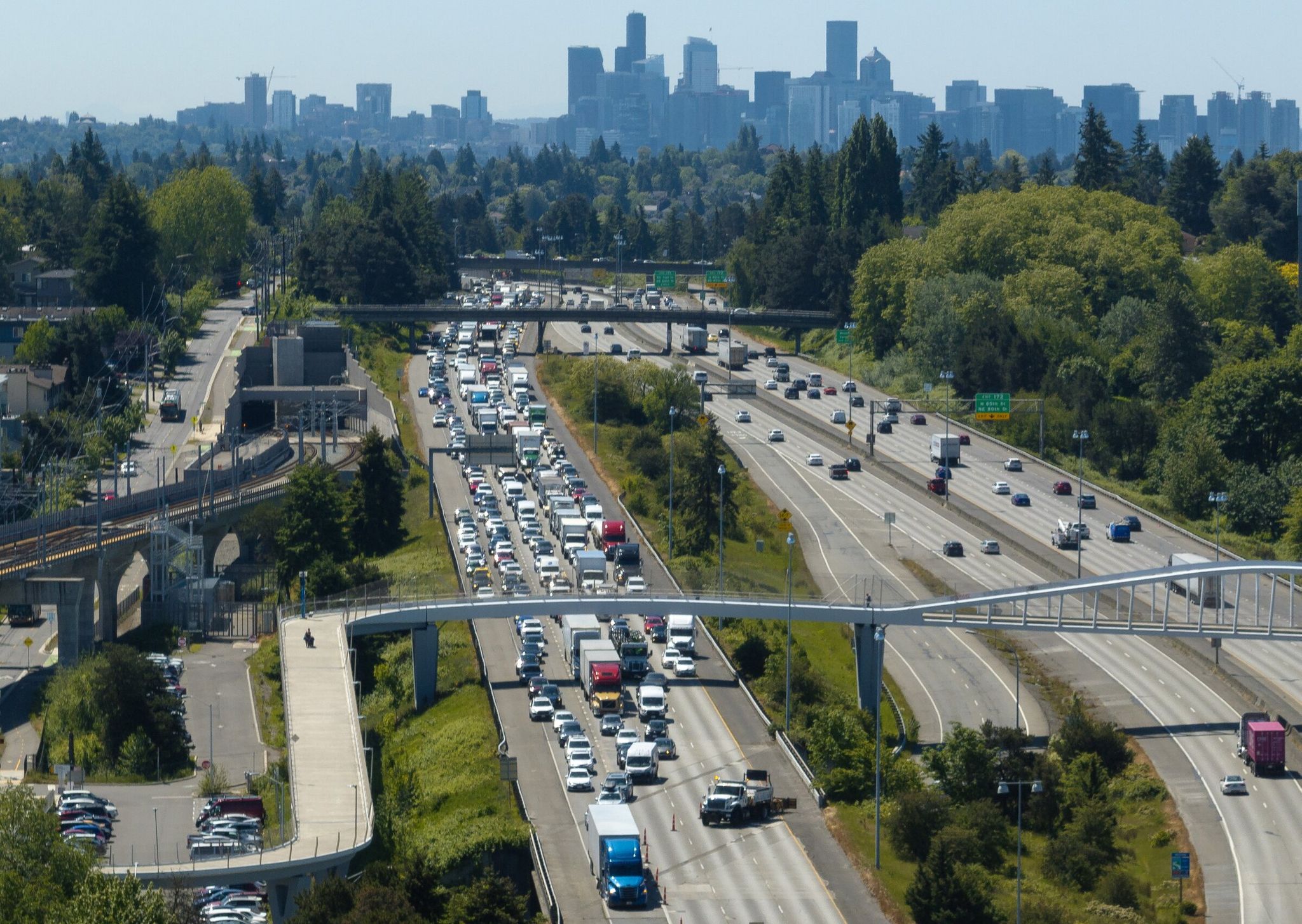 Движение на северном направлении по автомагистрали Interstate 5 возле Northgate затруднено из-за того, что полуприцеп пересек бетонное ограждение, заблокировав полосы в среду утром. Полосы движения были открыты примерно к полудню. (Ник Вагнер / The Seattle Times)