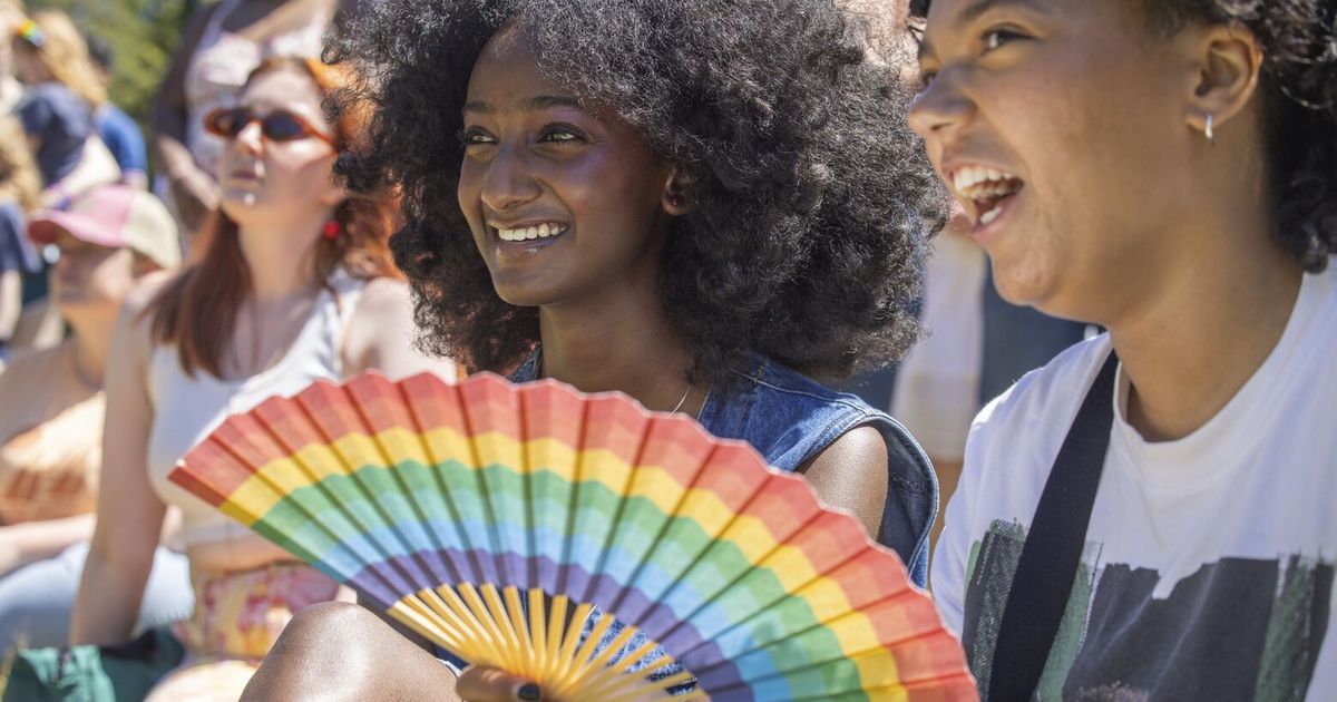 Eine fröhliche Pride-Feier an einem herrlichen, sonnigen Tag in Seattle.