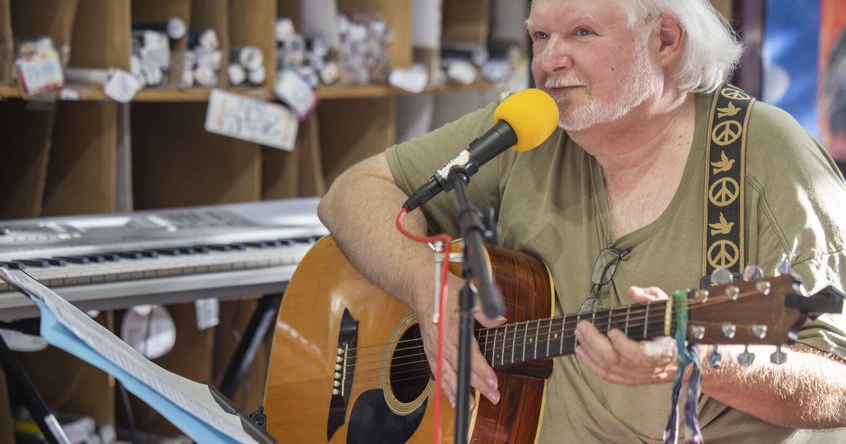 At more than 700 open mics, ‘No Repeat Miro’ never sang a tune twice