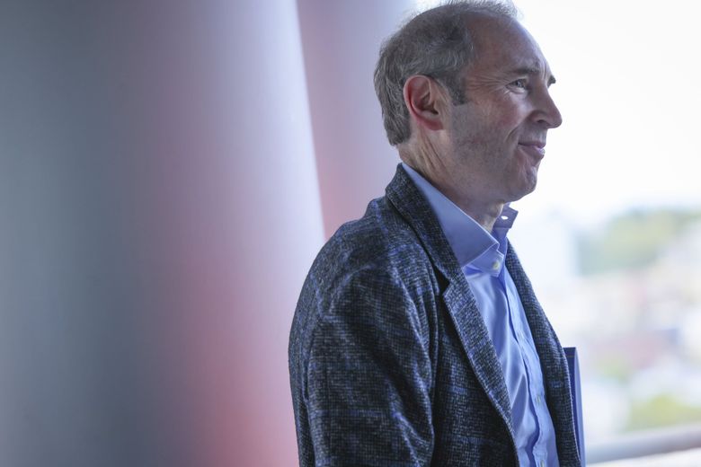 El CEO de Amazon, Andy Jassy, sale de una conferencia de prensa en Seattle en 2024. Jassy informó a los empleados que espera que la IA reduzca la fuerza laboral de Amazon. (Ivy Ceballo / The Seattle Times)