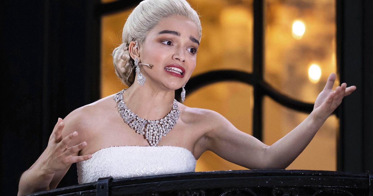 Rachel Zegler serenades the crowd for free in a new London production of ‘Evita’