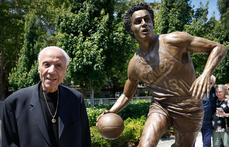 2025 年 6 月 28 日星期六,萊尼·威爾肯斯 (Lenny Wilkens) 在西雅圖氣候承諾球館西廣場為自己一尊 6 英尺、700 磅重的青銅雕像揭幕後,臉上滿是笑容。這座雕像旨在紀念他作為西雅圖超音速隊的教練,帶領球隊在 1979 年首次奪得 NBA 冠軍,並慶祝他的社區服務。