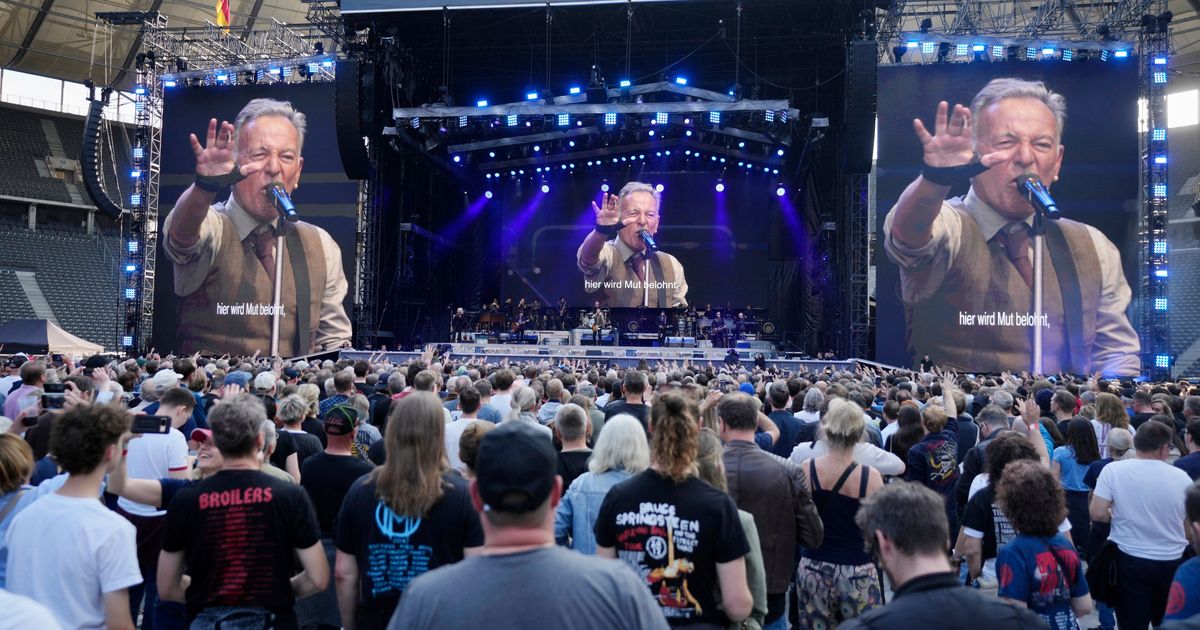 AP PHOTOS: Bruce Springsteen’s Berlin concert