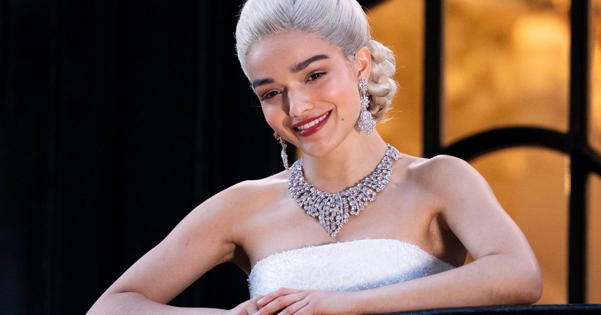Rachel Zegler serenades the crowd for free in a new London production of ‘Evita’
