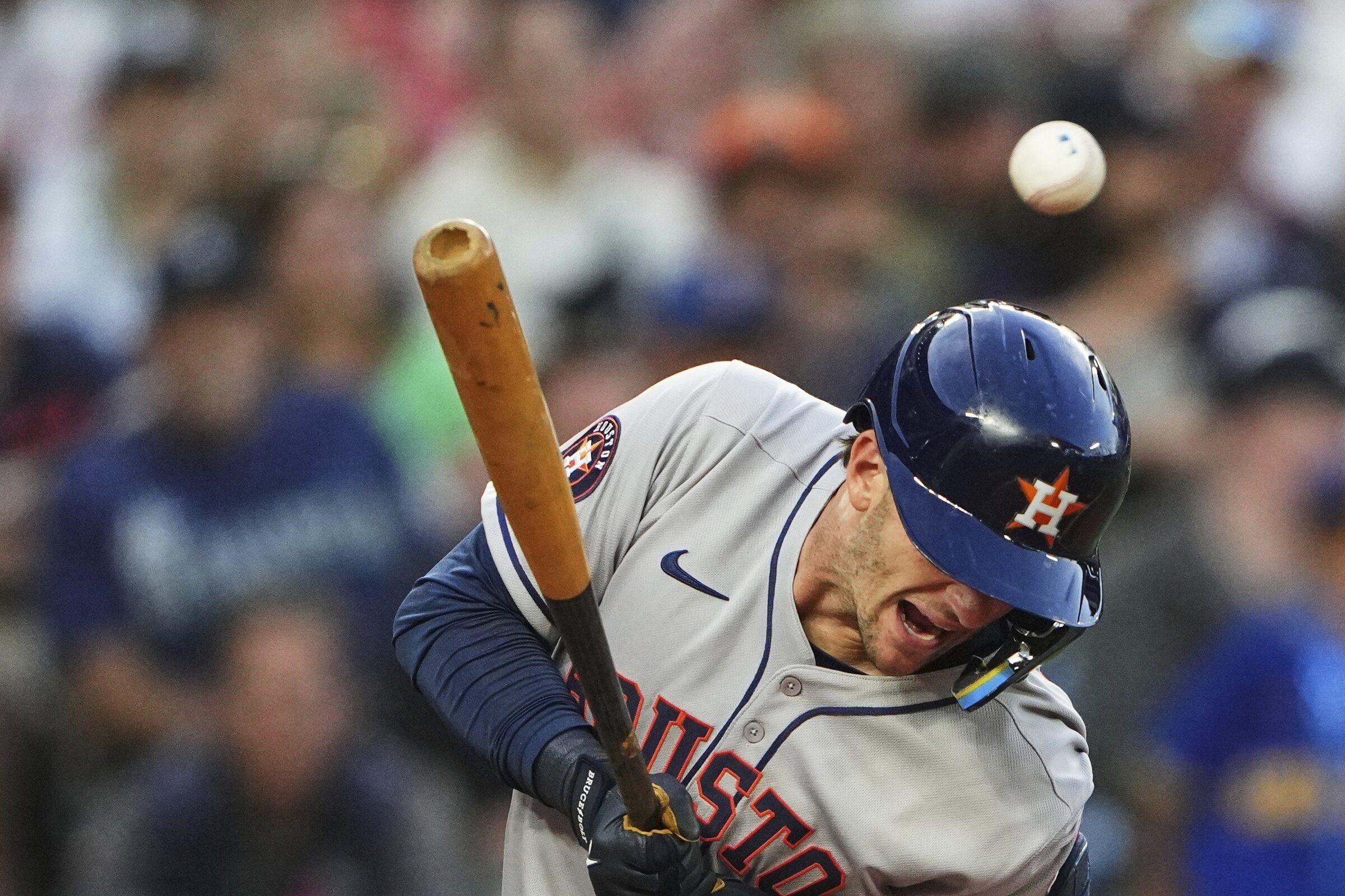 Chaos and Clutch Mariners Stun Astros in Extra-Inning Thriller