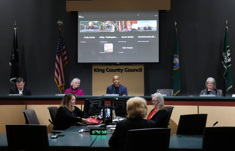 De izquierda a derecha están los miembros del Consejo del Condado de King, Rod Dembowski, Sarah Perry, Girmay Zahilay y Claudia Balducci durante una reunión del Consejo del Condado de King en las Cámaras del Consejo el martes 28 de enero de 2025.