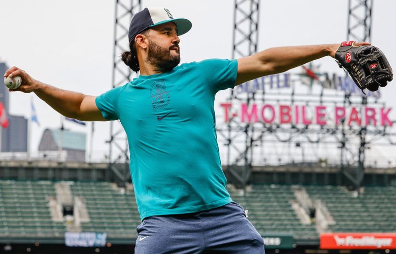 Geno Suarez 'Return Tp T-Mobile Park dimulai dengan beberapa latihan lapangan dengan pelatih Perry Hill. Seattle Mariners memainkan Texas Rangers di Major League Baseball Kamis, 31 Juli 2025 di T-Mobile Park, di Seattle, WA. 230787