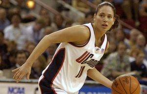 Sue Bird de Connecticut於2002年3月23日在MILWAUKEE對陣賓夕法尼亞州的NCAA中部地區半決賽中帶領他的球隊進攻(AP Photo/Amy Sancetta)
