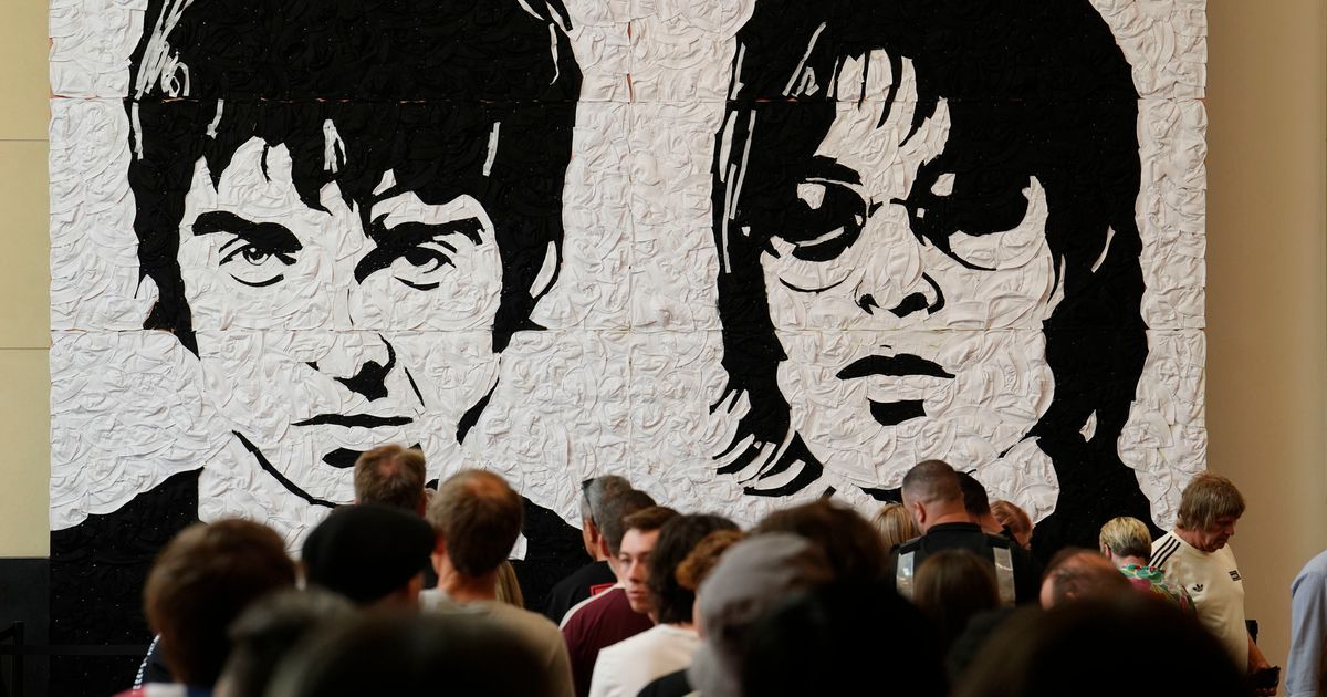 Oasis returns to the stage after 16 years with hugs, hits