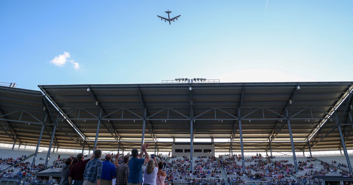 Close call between a B-52 bomber and a commercial jet over North Dakota ...