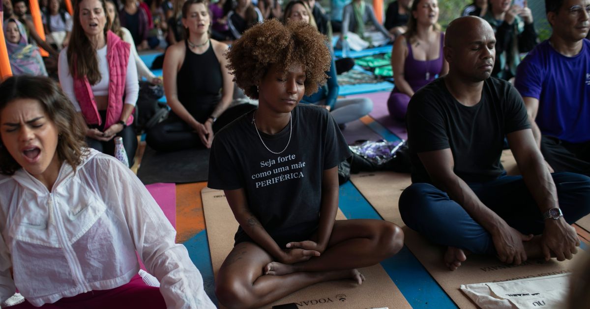 Hindu music singer inaugurates project to spread yoga in Brazil’s favelas