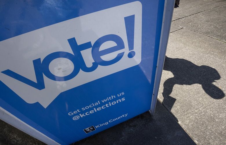 Un votante deja un cuadro de votación en el Rainier Community Center en Seattle el martes 5 de agosto de 2025. Hoy es el día de las elecciones primarias. 230869