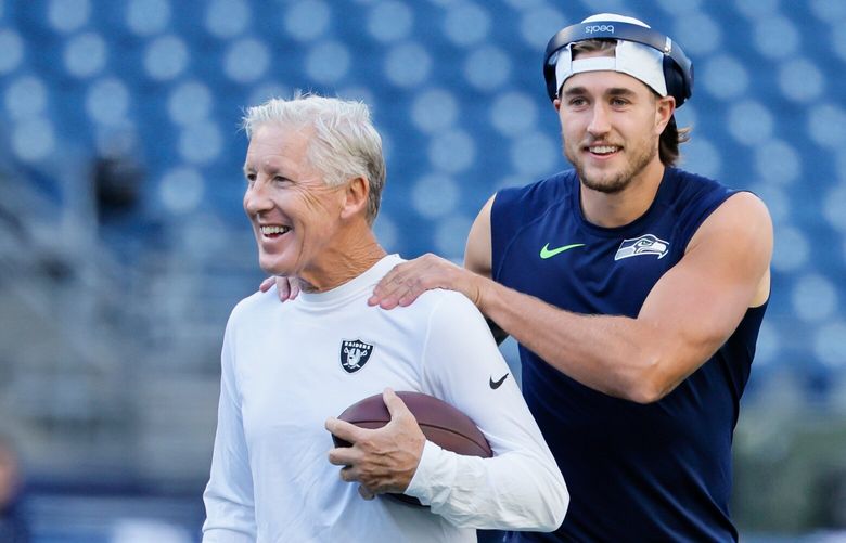 Pelatih kepala Las Vegas Raiders Pete Carroll mendapat gosok bahu dari penerima lebar Seattle Seahawks Jake Bobo sebelum dimulainya pertandingan Kamis, 7 Agustus 2025 di Seattle. 230761
