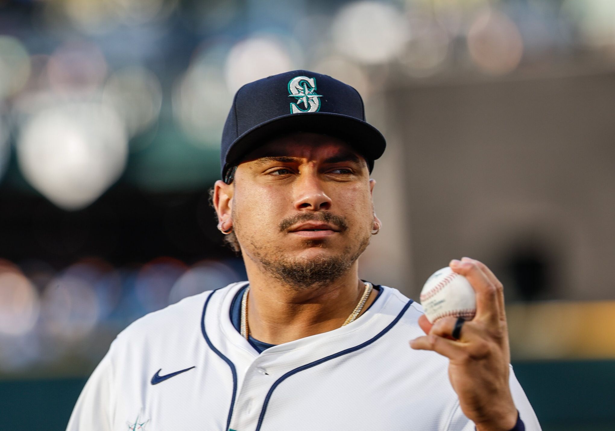 Mariners first baseman Josh Naylor exits game early with sore shoulder |  The Seattle Times