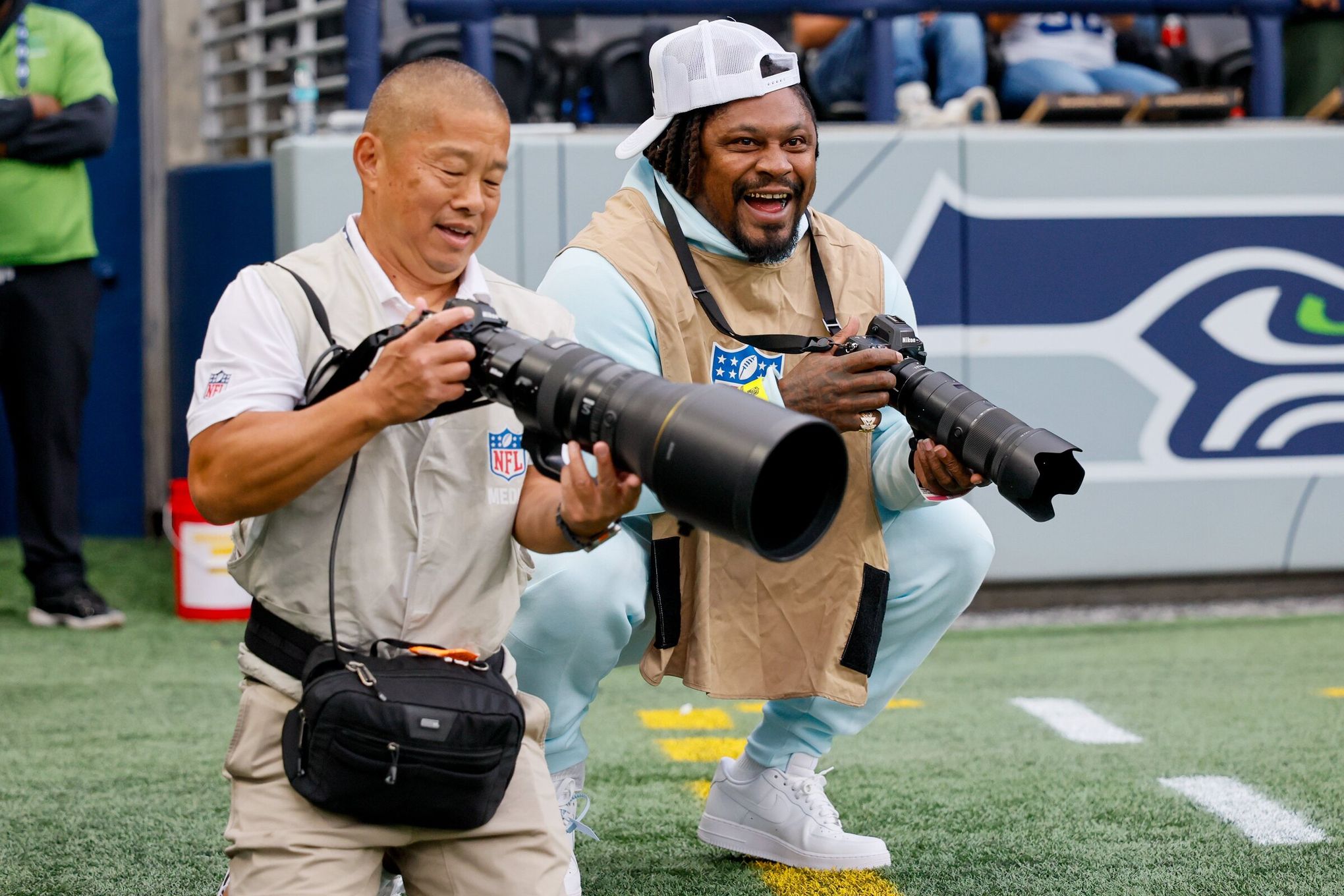 Marshawn Lynch goofs off on Seahawks sideline working as photographer | The  Seattle Times, image size:2040x1360