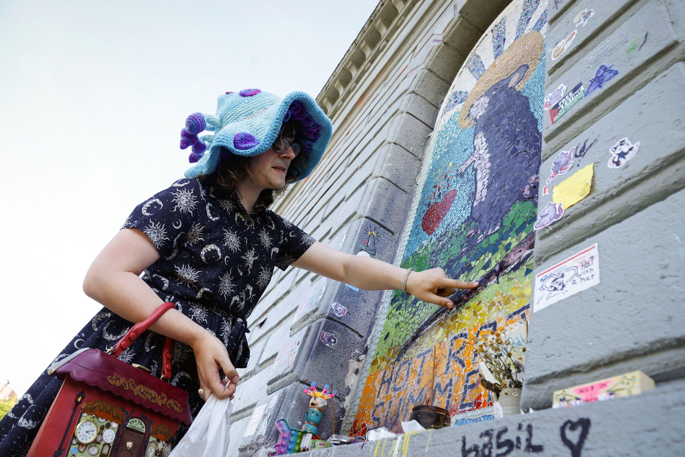 アメリカ　フロリダ　サウンドアート From Computer Keys and Bottle Caps, Moffat Takadiwa's Tapestries