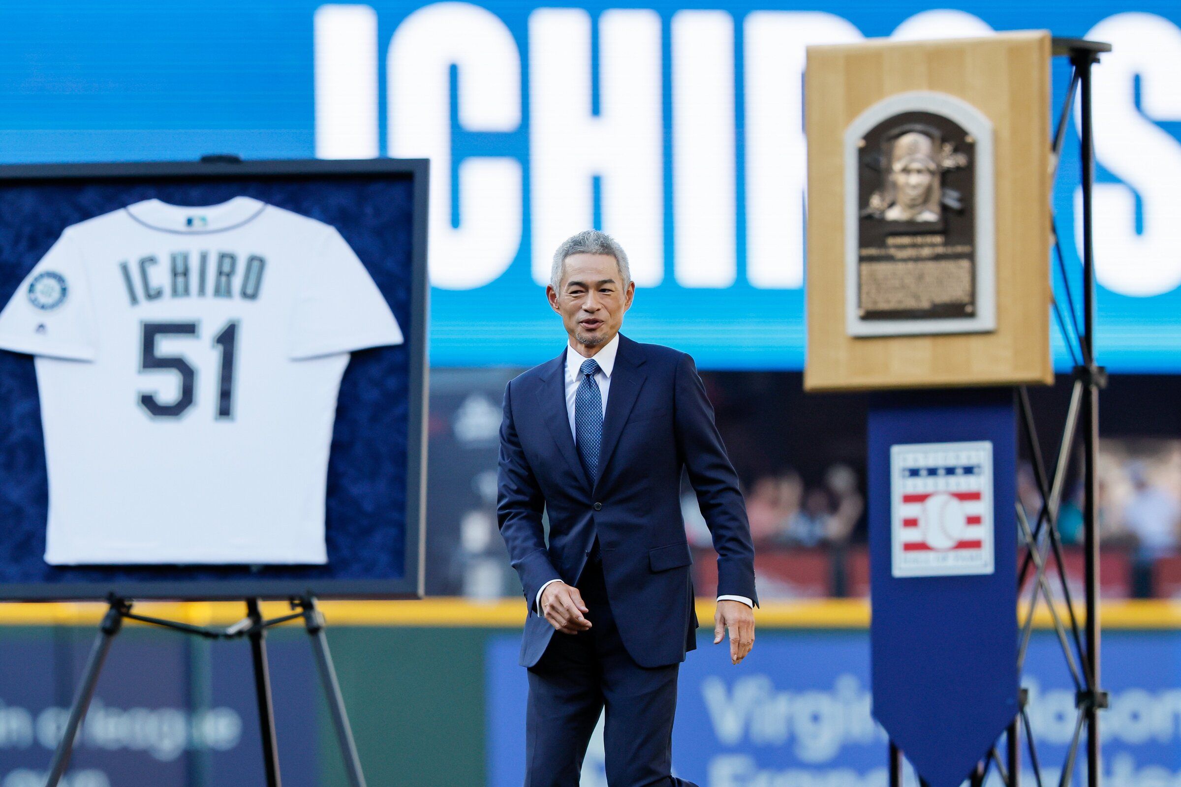 Mariners retire Ichiro's number with captivating pregame ceremony