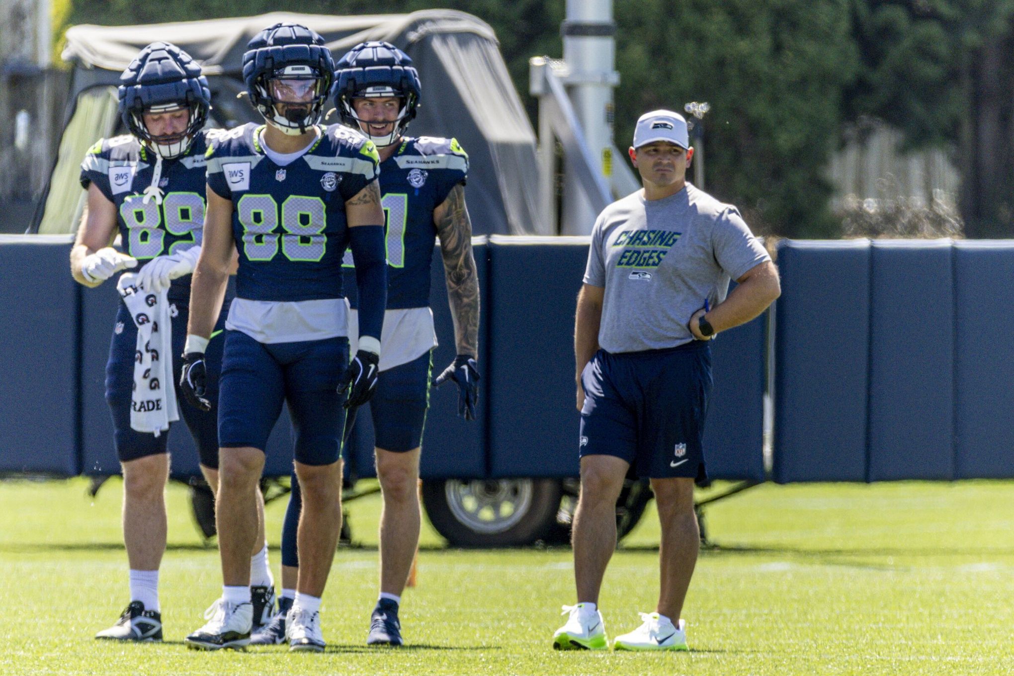 Seahawks have a little fun before a hot final open training camp practice | The Seattle Times