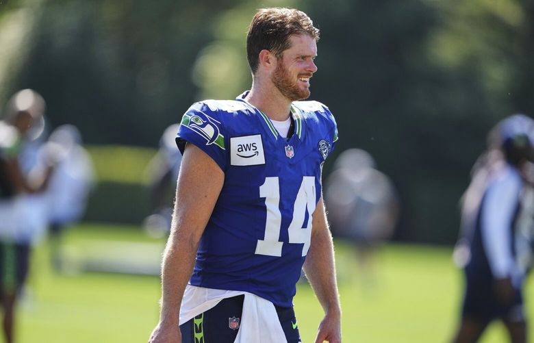 Quarterback Seattle Seahawks Sam Darnold tersenyum setelah kamp pelatihan tim sepak bola NFL Selasa, 12 Agustus 2025, di Renton, Wash. (Foto AP/Lindsey Wasson) 
