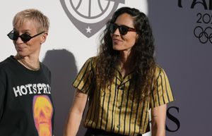 這位前足球運動員梅根·拉皮諾(Megan Rapinoe)在左側,這位前籃球運動員蘇·伯德(Sue Bird)到達,以慶祝美國隊家中美國籃球隊的遺產。 uu。在2024年8月5日星期一在法國巴黎舉行的2024年夏季奧運會上。 (AP照片/Natacha Pisarenko)