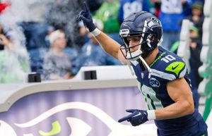 西雅圖海鷹隊庫珀·庫普(Cooper Kupp)的公開接收者在2025年8月15日(星期五)在西雅圖舉行的比賽之前的演講中沒有吸煙。 230762