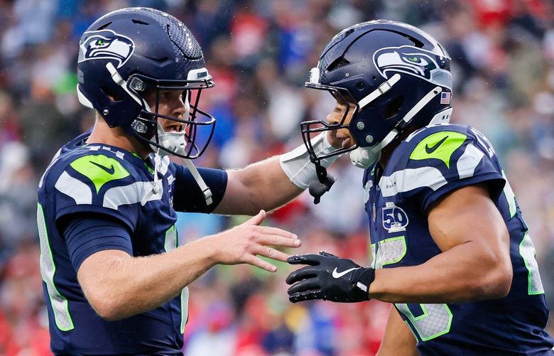 西雅圖海鷹隊元帥山姆·達諾德(Sam Darnold)與扎克·夏邦(Zach Charbonnet)走廊觸手可及,在2025年8月15日星期五在西雅圖的第一季度進行了達陣。 230762