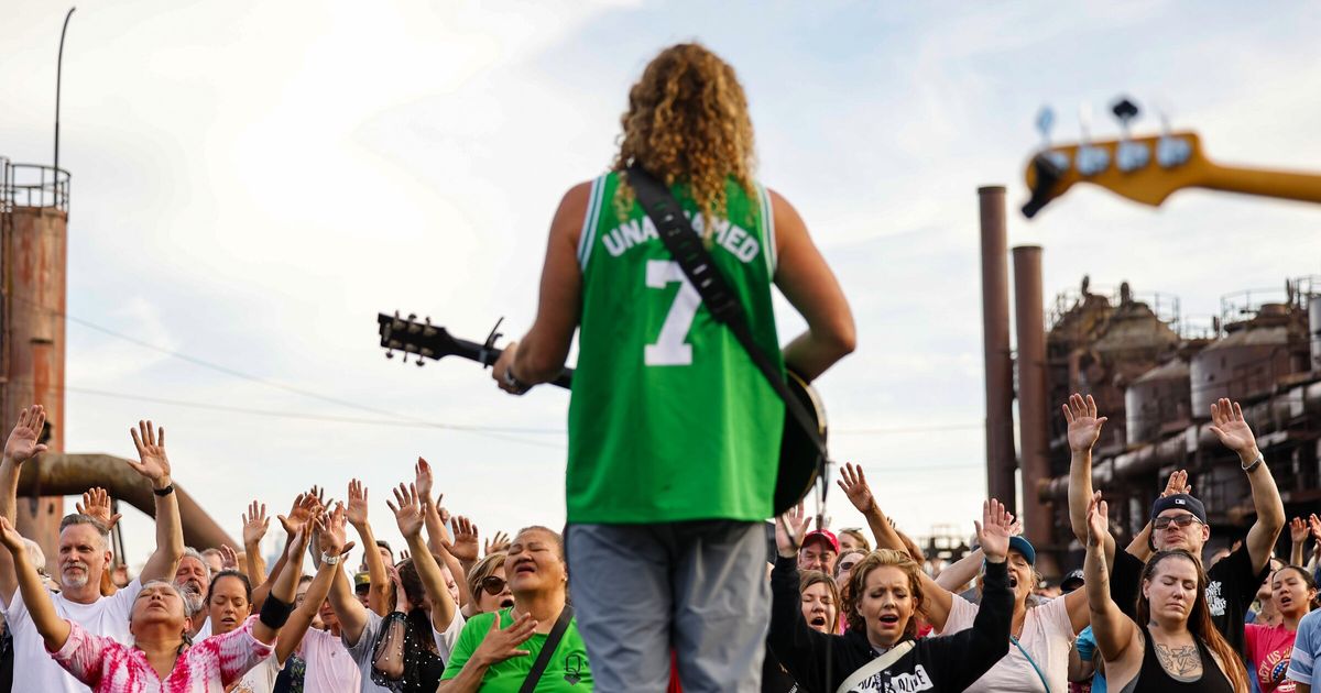 Gospel und Kazoos stehen sich bei christlichem Konzert und Protest in ...