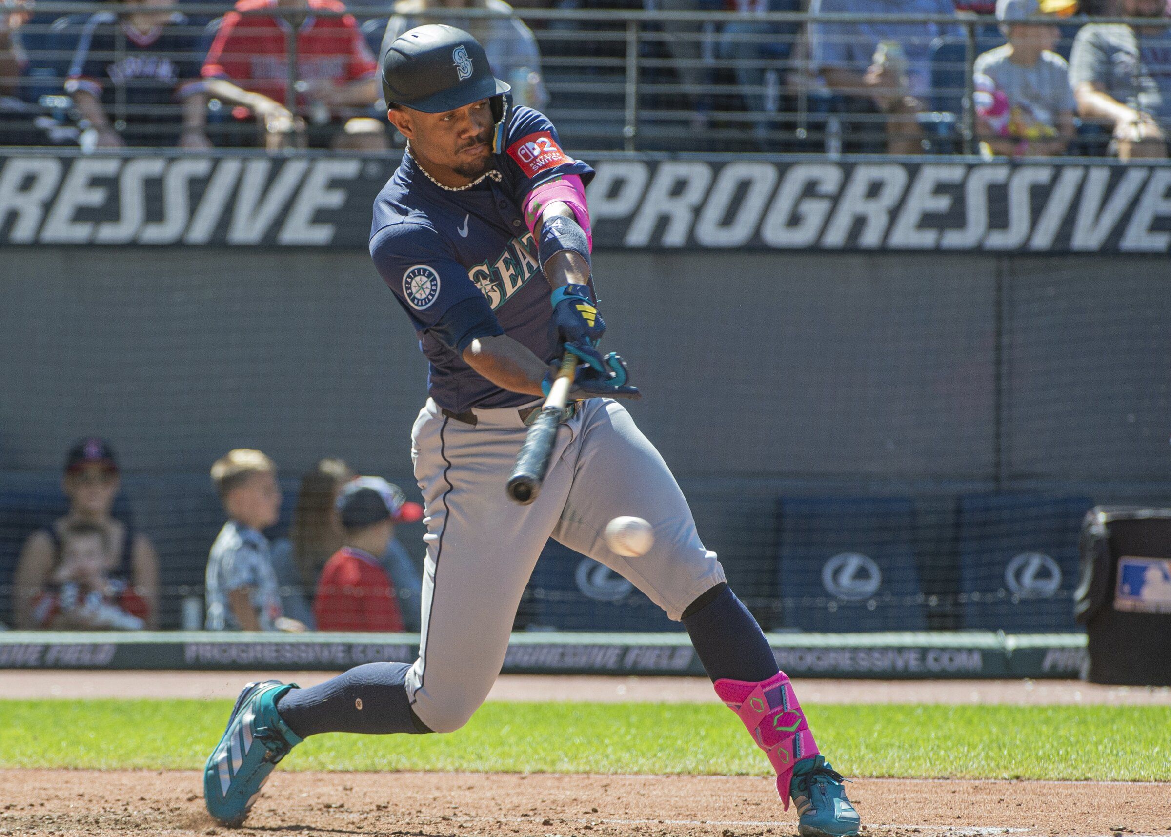 Mariners snap 7-game road losing streak, avoid being swept by