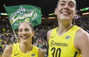 蘇·伯德(Sue Bird)和布雷安娜·斯圖爾特(Breanna Stewart)慶祝暴風雨的94-84來自維多利亞州,在WNBA半決賽的第5場比賽中落後鳳凰城。鳳凰城水星在2018年9月4日星期二在Keyarena的WNBA半決賽的第五次決定性比賽中扮演了西雅圖的風暴。 207654 207654