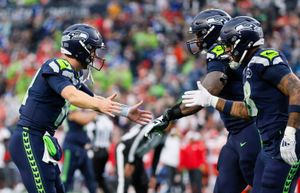 西雅圖海鷹隊元帥山姆·達諾德(Sam Darnold)在2025年8月15日星期五在西雅圖舉行的第一季度達陣之後,與鏟球亞伯拉罕·盧卡斯(Abraham Lucas)和封閉的翼利亞·阿羅約(Elijah Arroyo)觸摸了他的手。 230762