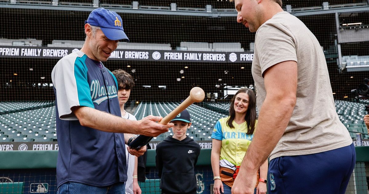 Cal Raleigh rewards fan who caught HR No 60 and then gave it to a kid The Seattle Times Cal Raleigh rewards fan who caught HR No 60 and then gave it to a kid The Seattle Times