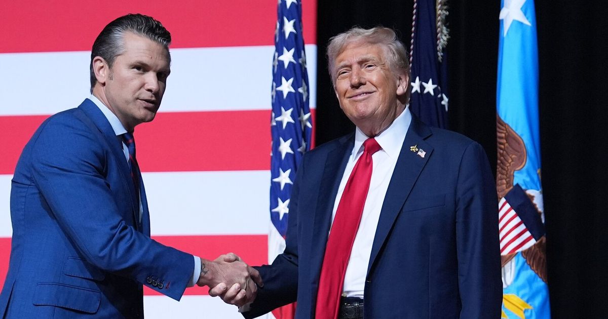 Trump und Hegseth erklären das Ende der „politisch korrekten” Führung im ...