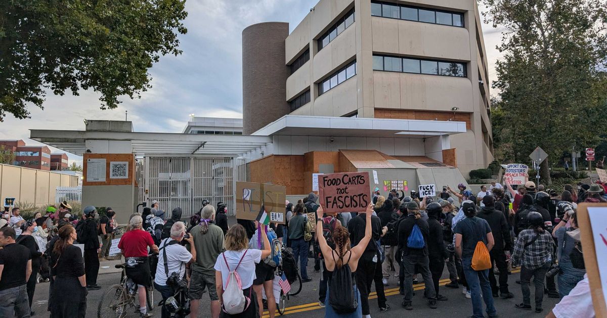 Demonstranten strömen zum ICE-Büro in Portland, als Trump mit der ...