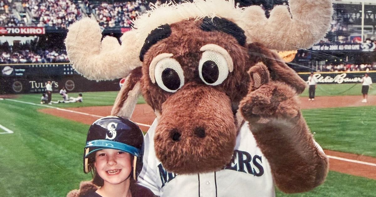 Mariners playoffs: Fans share their 2001, 2025 photos for AL West title ...