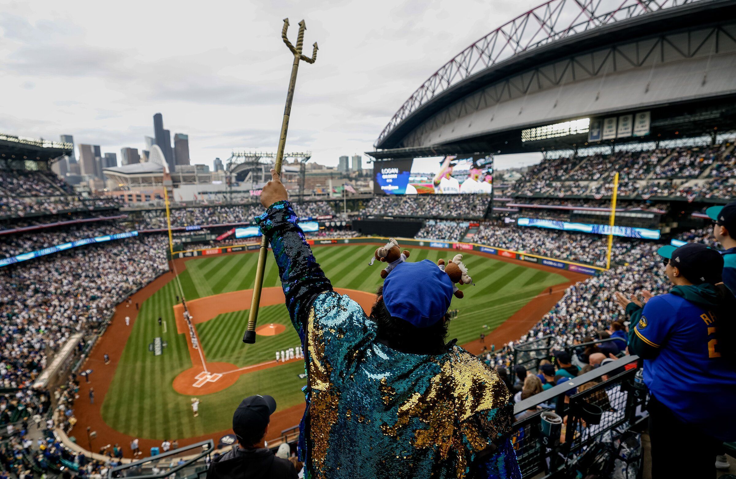 Mariners fans bring energy, hope as playoff baseball returns | The
