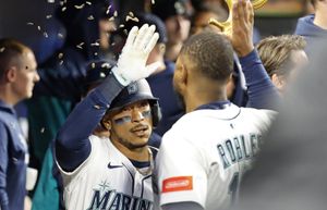 水手豪爾赫·波蘭科(Jorge Polanco)的第二個基地(7)在2025年10月5日星期日在華盛頓州西雅圖市的T-Mobile Park舉行的ALDS第二場比賽中對陣底特律老虎隊的第二次本壘打。