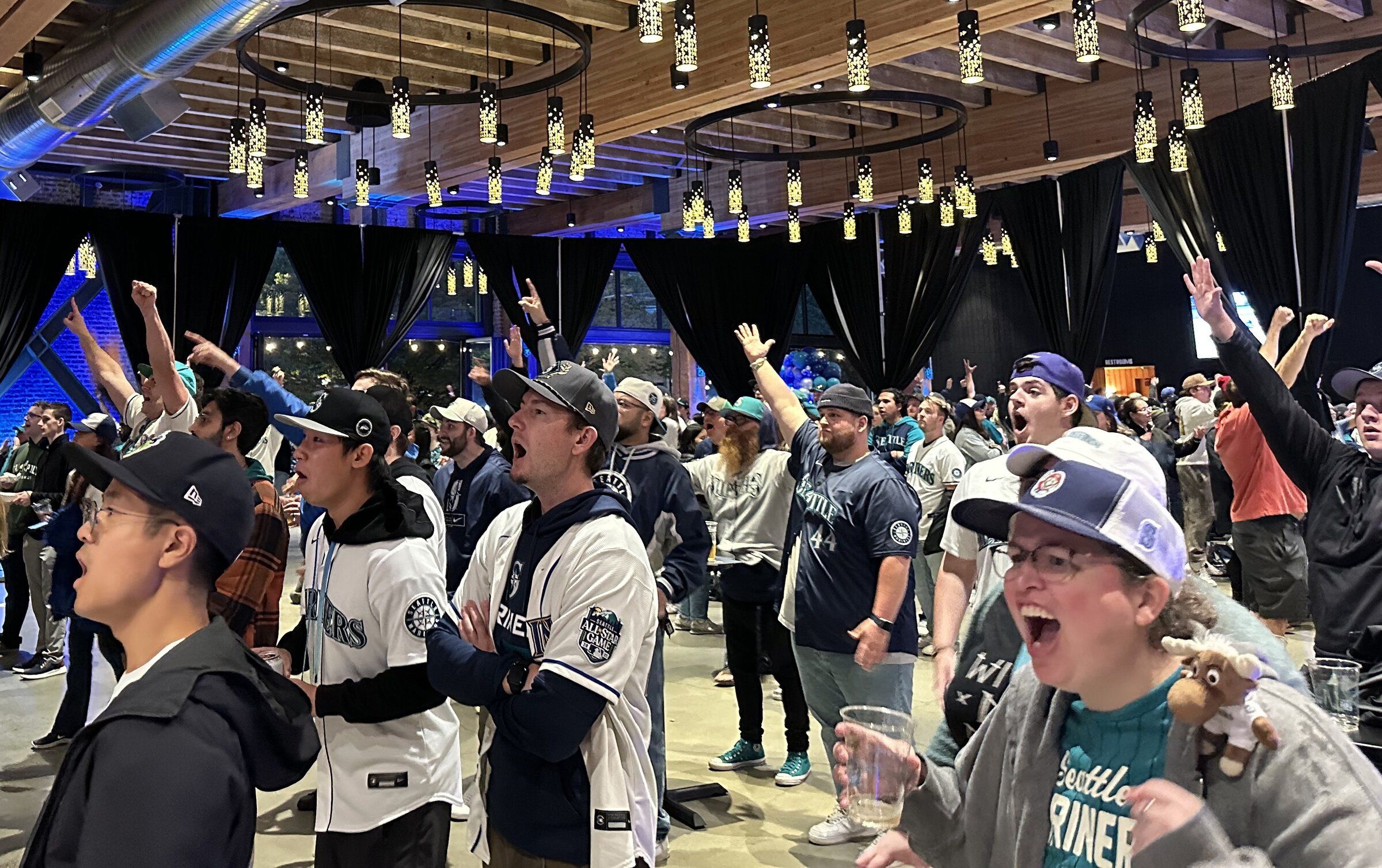 Humpy the salmon, Mariner Moose lead fans in celebration of ALCS