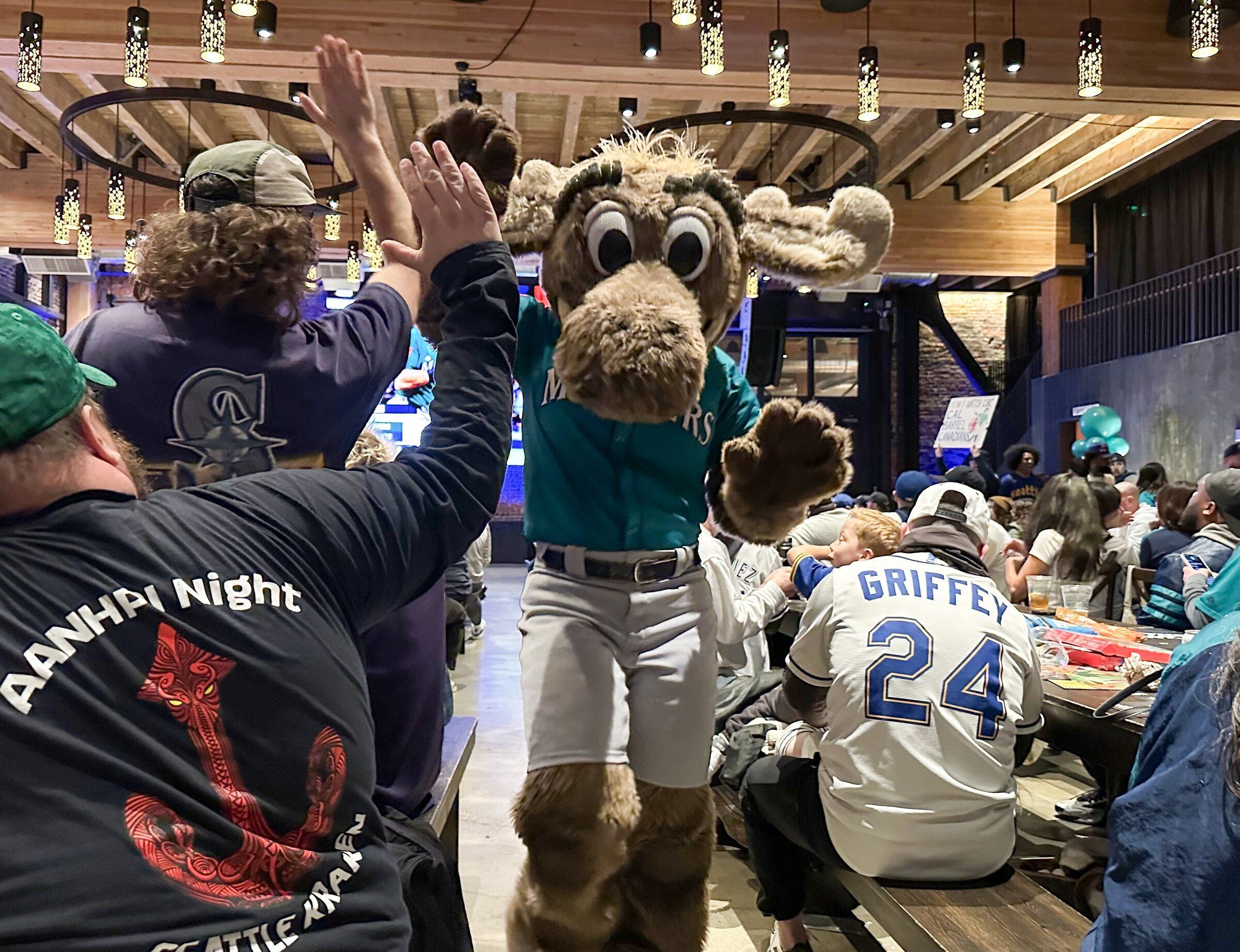 Humpy the salmon, Mariner Moose lead fans in celebration of ALCS
