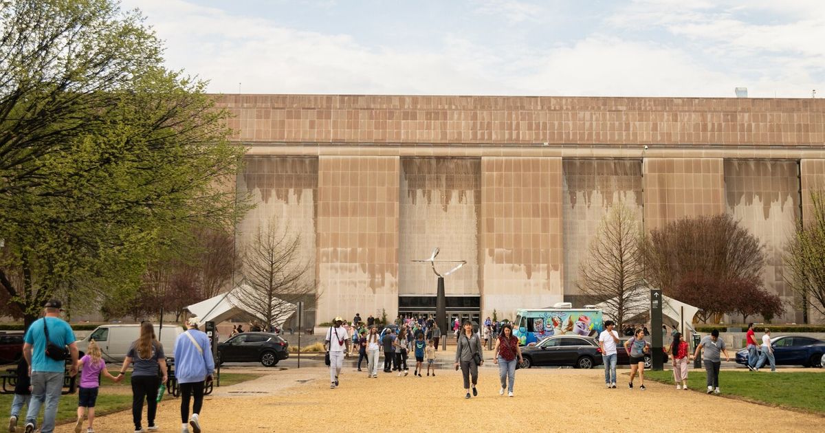 Lonnie Bunch to retire from Smithsonian leadership following clash with Trump administration