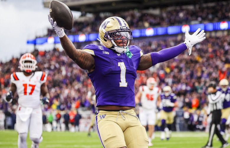 जोना कोलमैन ने दूसरे क्वार्टर के अंत में डेंज़ल बोस्टन से आने वाले अपने 12-यार्ड टचडाउन रिसेप्शन का जश्न मनाया। 23वीं रैंक वाली इलिनोइस फाइटिंग इलिनी ने शनिवार, अक्टूबर को बिग-टेन फुटबॉल में वाशिंगटन हस्कीज़ के साथ खेला। 25, 2025 सिएटल, वाशिंगटन के हस्की स्टेडियम में। 231485