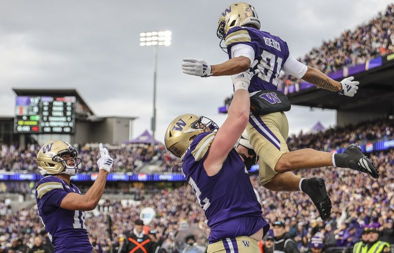 Dezmen Roebuck é levantado no ar após seu segundo touchdown no jogo de sábado contra Illinois. O 23º colocado Illinois Fighting Illini jogou contra o Washington Huskies no Big-Ten Football no sábado, outubro. 25 de outubro de 2025 no Husky Stadium, em Seattle, WA. 231485