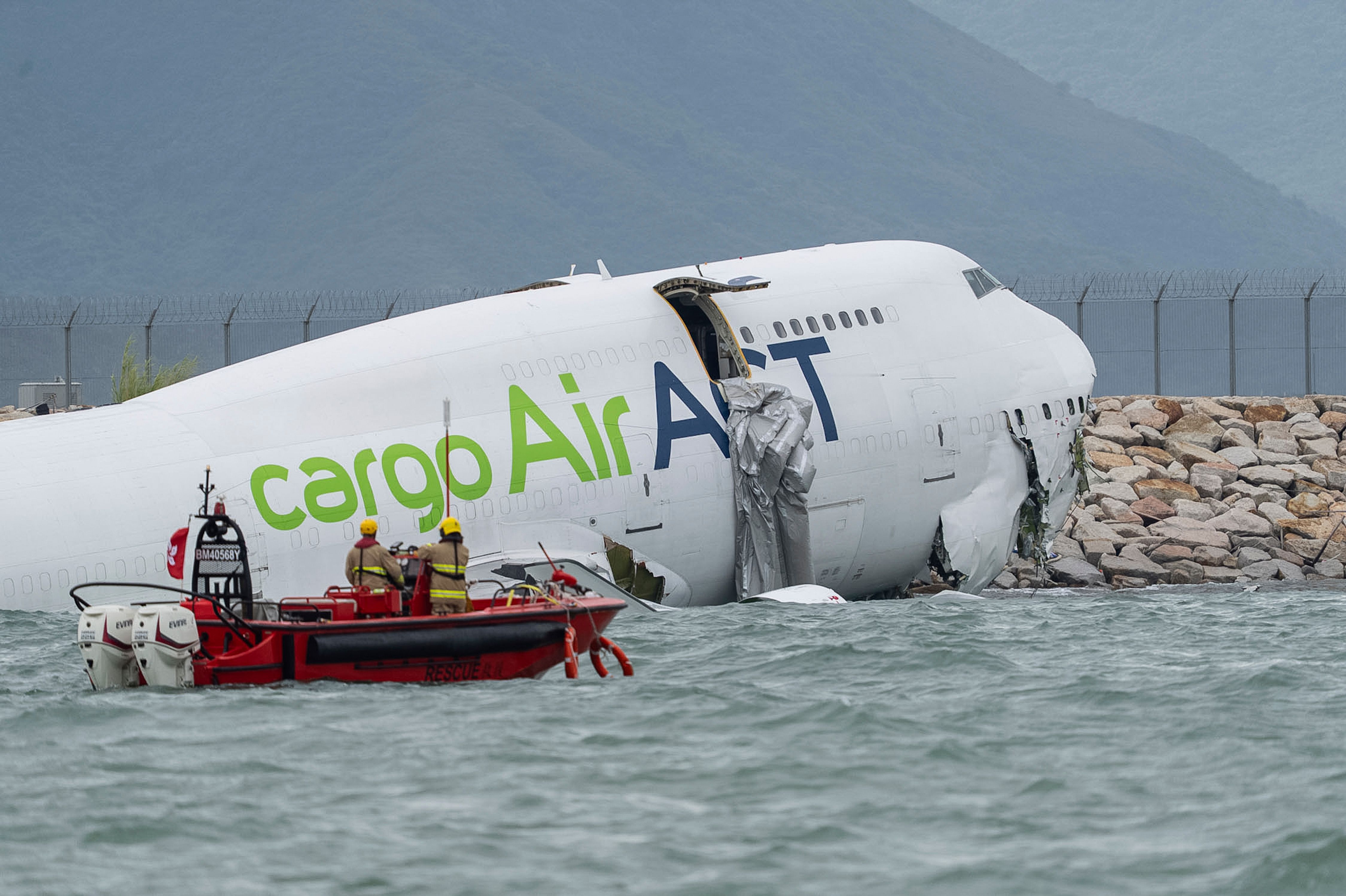 2019上海上港 A cargo aircraft skids off a Hong Kong runway into the sea
